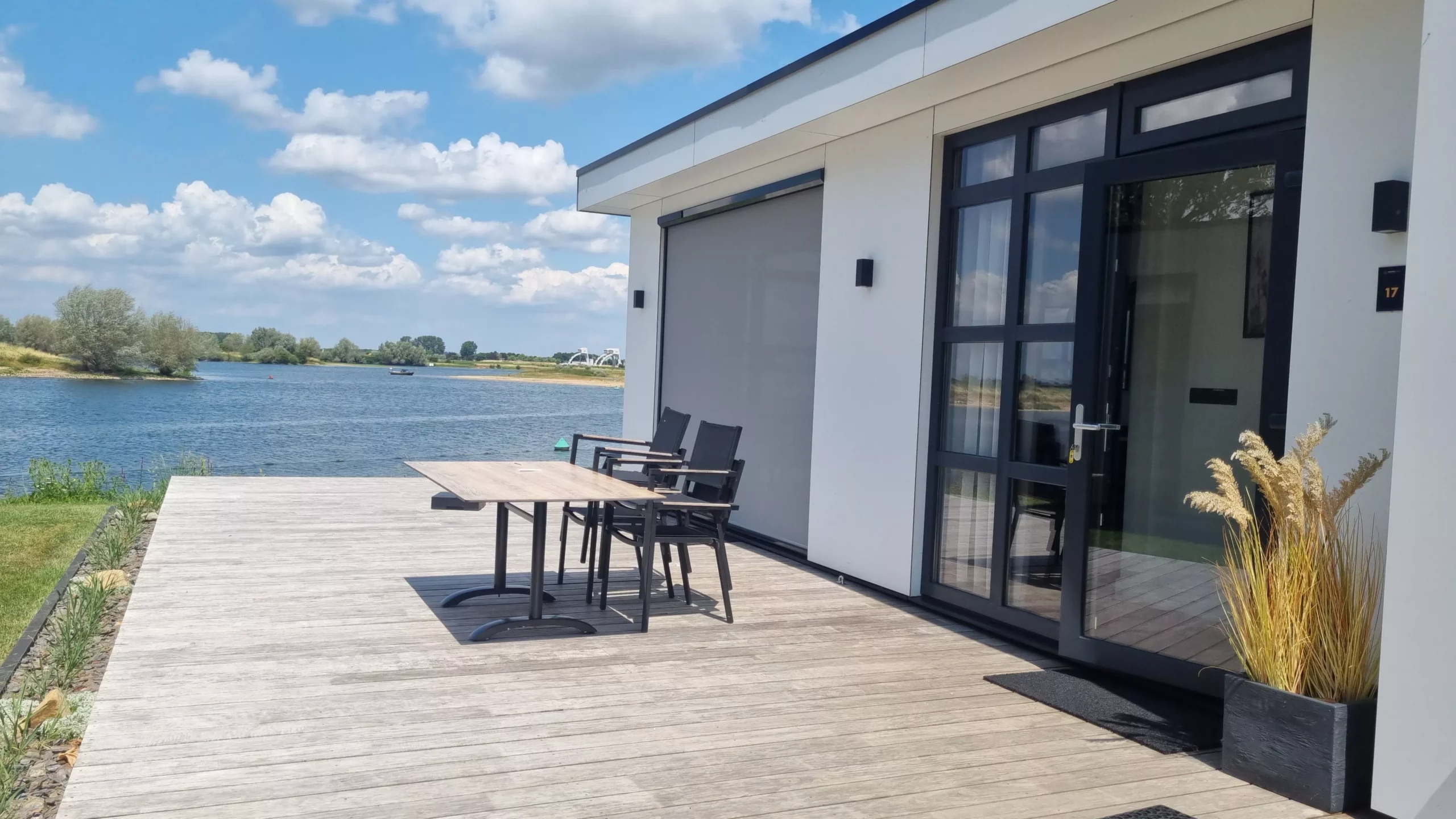 zonnescreens_geplaatst_dezondebaas_maurik_vakantiewoning_zonnewering (1)